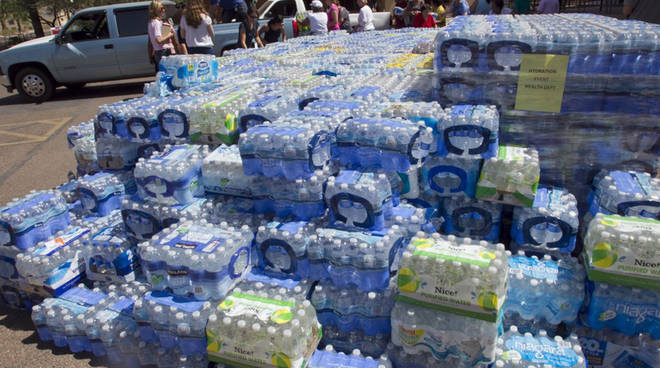 Acqua in bottiglia o dal rubinetto? I 5 motivi per cui evitare l’acqua in bottiglie di plastica del supermercato